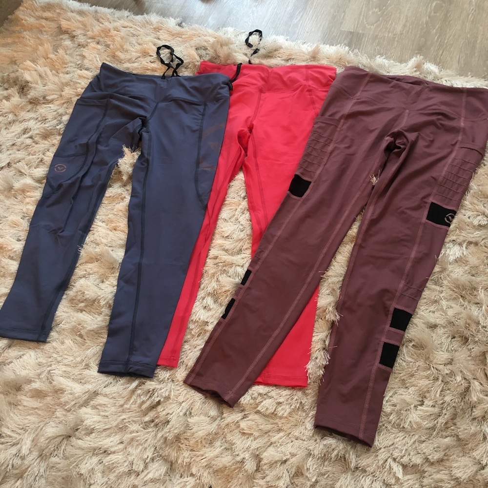3 VIRUS cropped leggings.